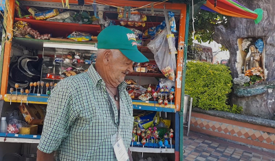 Javier de Jesús Duque Botero lleva al menos 7 años dedicado a vender su mecato en este punto del municipio