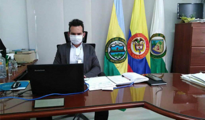 El alcalde municipal Freddy Castaño laborando desde su despacho