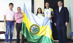 Ciclistas granadinos reciben Bandera del municipio