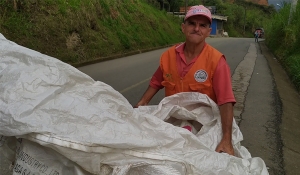 Hector López se encarga de recolectar el material reciclable en el municipio