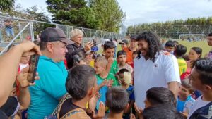 Granada recibió la visita del legendario portero colombiano René Higuita